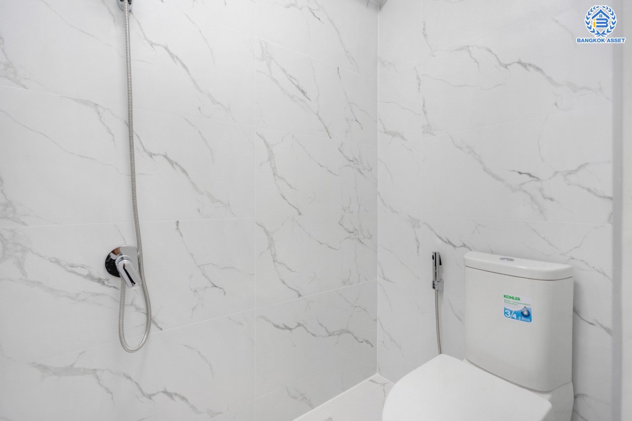 คฤหาสน์ตกแต่งใหม่ คุณภาพ LH ม.ชลลดา บางบัวทอง แปลงมุม เนื้อที่ 121 ตร.ว. ตกแต่งหรูหรา ตอบโจทย์ครอบครัวใหญ่ ด้วยฟังก์ชัน 4 ห้องนอน 6 ห้องน้ำ 1 ห้องอเนกประสงค์ 1 ห้องแม่บ้าน จอดรถได้ถึง 4 คัน มีสนามหญ้าด้านข้างกว้างขวาง พร้อม Facilities ครบ! บนทำเลคุณภาพ เชื่อมต่อได้หลายเส้นทาง ใกล้เซ็นทรัลเวสต์เกต และรถไฟฟ้า "สถานีบางพลู"